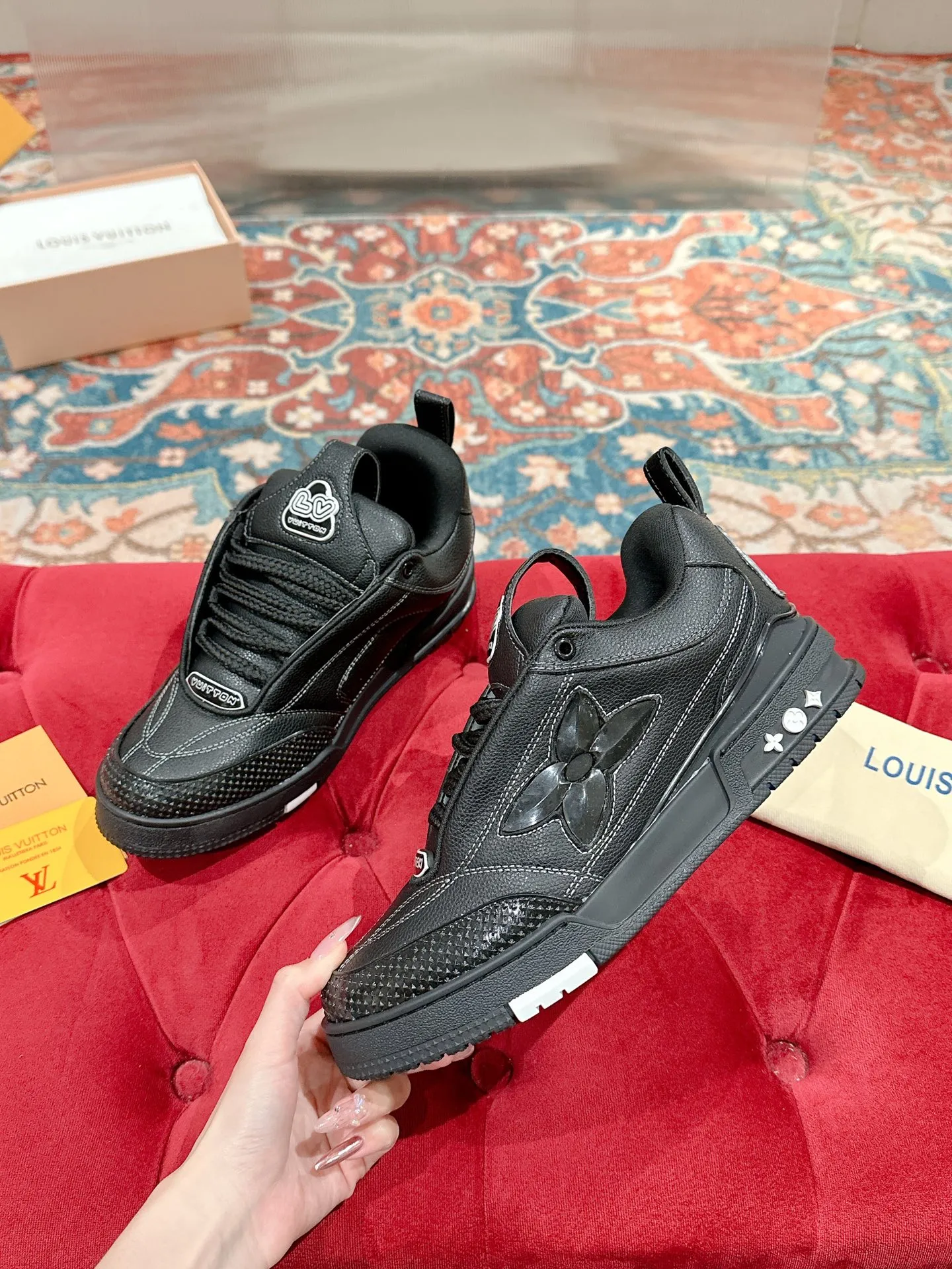 👟👟Ex-factory price 800👟👟 LV donkey brand L SKATE series latest color matching Tariner sneakers four-leaf clover skate shoes couple style retro basketball shoes original purchase development and production This LV Skate sneaker is decorated with colorful details on the grained cow leather shoe body, echoing the leather goods and ready-to-wear series of the season. A gradient Monogram flower blooms on the side of the sneaker. The padded tongue and Mini Monogram fabric-lined collar show the inspiration of skate shoes in the 1990s ▪️Material: original customized first-layer cowhide ▪️Inner lining: imported breathable mesh ▪️Sole: original open-molded non-slip TPU material ▪️Sole thickness: 3.5cm ▪️Size: Female 35-40 Male 39-44 (Female 41, Male 45.46 customized, non-returnable)